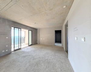 下楼出小区就到地铁3号线,出门就是永旺商场和县妇幼