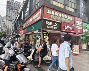 急售!步步高地铁十字路口拐角旺铺年租27.3W!日均万人客流