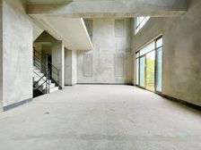 光华别院端户带200平左右花园 带车位 随时看房 看起可谈