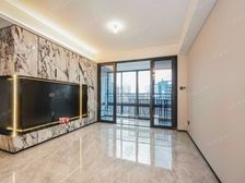 房子全新没有住过。这个价格包含一个产权车位。满两年。