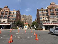 单价6千多的单层小面积铺几千户小区出入口主干道上面