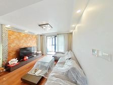 墙裂!飞机户型大四房,中心正位,精装60万,价格可议。