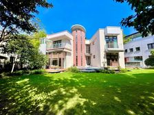 主干道旁进出便利,集中朝南大花园,精装原木自然风