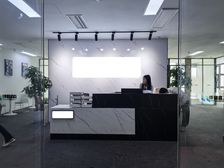 正对电梯口,12个房间,有接待洽谈客户,金融客户,看过来