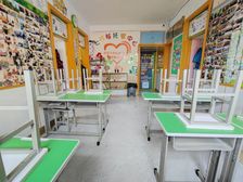 四中正对面育才小学一墙之隔质监站低楼层三居室老证送储间