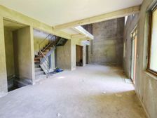 下叠端户花园,二加二结构,横厅设计朝南,近商业街轻轨站。