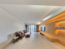 天湖三期,四房带入户大阳台,采光充足,户型方正!