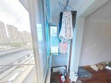 近地铁,双南两房,厨卫朝北,边套全明,厅朝东边窗,一梯两户