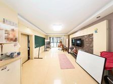 在卖高性价比电梯大四房,三南一北户型客厅南北直通,楼层位置好