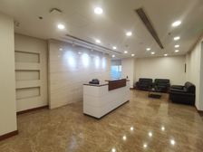 特价特价! 万通中心正对电梯 390平 东西南三向采光