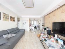 实房带固定车位一个,诚意出售可以谈,下楼就是公园,送套新家具