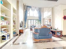 中叠别墅挑高客厅,实用300多平 豪华住家装修 满五年