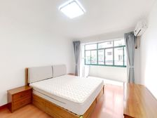 三楼 三楼 精装修一房 租金6000元 地铁口在小区门口