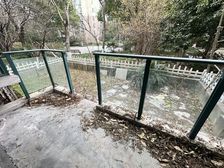 一楼带大院子,户型方正,看房有钥匙随时方便,中间位置采光好