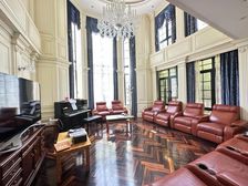 占地花园大 客厅挑高 开间大 采光好 通体落地窗 房间大 空