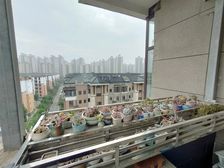 电梯洋房 顶跃 两个车位 50万精装 实际面积190平米