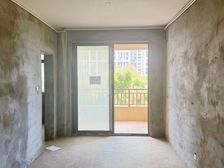 绿地悦城D区 停车方便 南北通透 满五 临地铁 出行方便