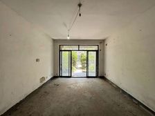 新理想花园 现场实拍 一楼带院子 临河位置 2卫 带固定车位