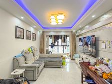 旁边公园。楼下就是商场,有地铁