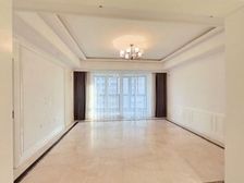 四房户型,包含两个车位,中区楼层,看房随时方便,