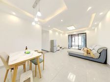 蓝光公园悦庭 朝中庭的套四,客厅带转角阳台,生活交通方便