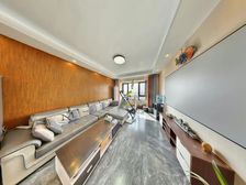 业主自住装修)目前135万可以卖)看上可以谈)跟前有地铁五号