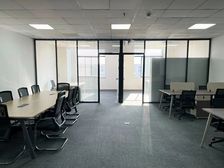 泗泾150平米 精装修 带家具 空调拎包办公停车免费随时可看