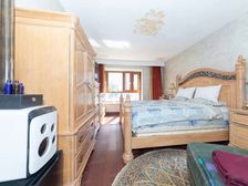 此房屋精装修带产权车位,,中层南北通户型