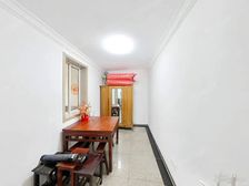 新上好房 精装修 近三轨 非顶楼 诚心出售,小区中间位置