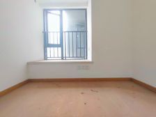 中央公园西C位,510号线双轻轨,出门100 即中央公园