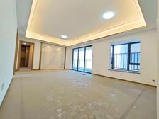 招商雍和府 次新小区 小区绿化高 双卫格局 中间楼层采光好