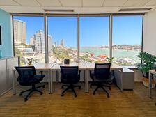 Regus国际银行大厦中心3人独立办公室,一价全包
