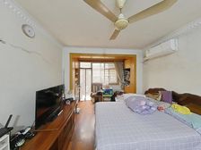 新上一楼 双南边套全明两房 双天井 采光不错