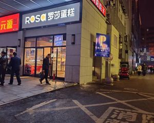南门口拐角 罗莎蛋糕年租金38.4万 日人流10万