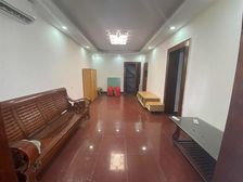 解放碑旁 离商圈只有200米 位置好得很