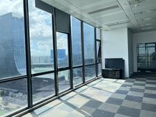 湖东CBD金融中心—整层精装800平落地窗地铁口—可做贷款