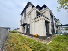 上新 ,联排端户,单层130大花园,次新小区,楼间距开阔