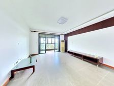 飞机户型大三房 业主诚售 小区中间位置 中间楼层 环境优美