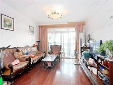 买一层得一层,阁楼做成两间房间,都有明窗的!有固定车位