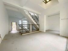 绿地E区别墅,一楼带套房,中心花园,占地面积大,地下室60平