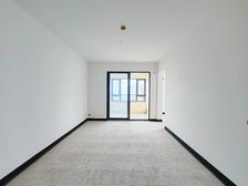 上新 汽博轻轨出口的新房子 看公园 私密性好