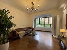 电梯房沿河位置嘎嘎好精装修拎包住随时看房带个固定车位可以转让