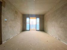 新上房源,价格好谈,业主非常安心卖,门口就是轻轨站