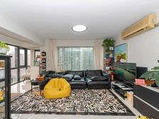 满五 精装可拎包入住 交通便捷 产权清晰 朝南 临地铁