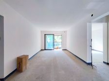 端户花园120平。轻轨站旁。次新小区,南北通透