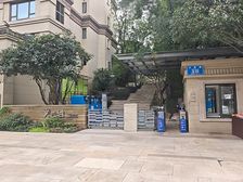 12.30 现130万!!洋房大平层 带地下室带花园 公园旁