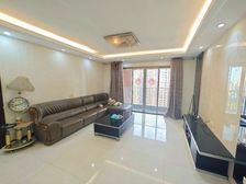 万科金御华府 装修好 中间楼层采光好 生活教育配套齐全 价格