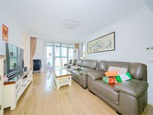 地铁旁大三房,中心位置户型好,配套齐全山带车位,房东急卖!!