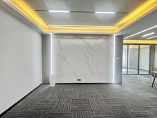 民族大道旁 财富国际广场186平 精装带家具3个隔间电梯口下