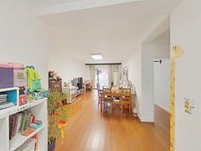 近5号线地铁银都站200 ,中间楼层两房,位置好,满五